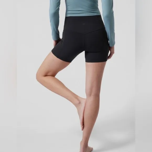 Athleta Salutation Stash Pocket II Short (5&quot; Inseam), Black