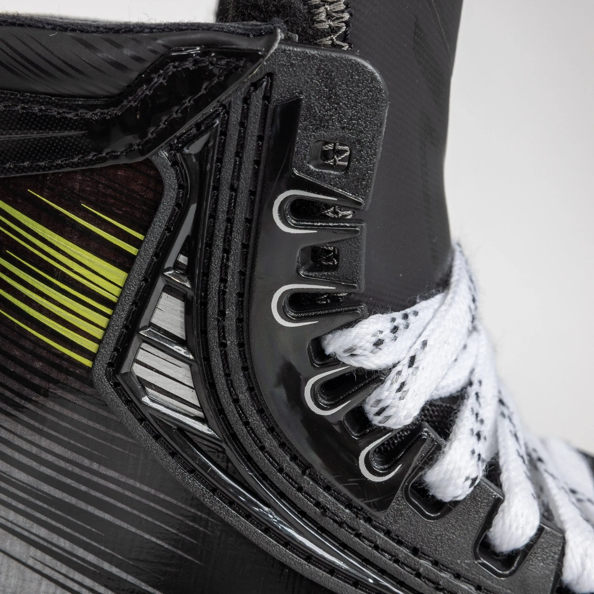 Bauer Vapor HyperLite 2 Intermediate Hockey Skates