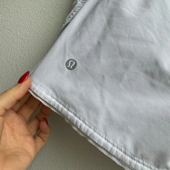 Lululemon Seek The Heat Short II 2.5&quot; White Mesh Lining Size 8 Medium Light
