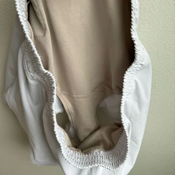 Lululemon Seek The Heat Short II 2.5&quot; White Mesh Lining Size 8 Medium Light