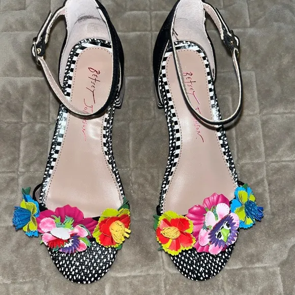 NEW Betsey Johnson Black Floral Girl’s 4Y Shoes