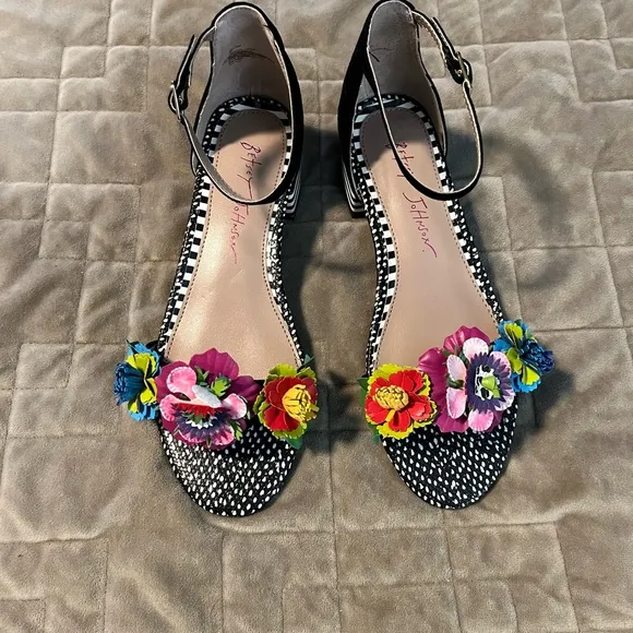 NEW Betsey Johnson Black Floral Girl’s 4Y Shoes