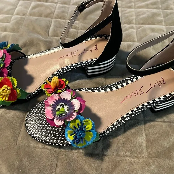 NEW Betsey Johnson Black Floral Girl’s 4Y Shoes