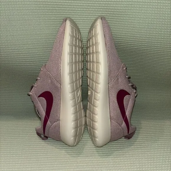 Nike Roshe One Running Shoes Women’s Size 11 844994-501 Plum Chalk/True Berry