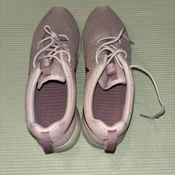 Nike Roshe One Running Shoes Women’s Size 11 844994-501 Plum Chalk/True Berry
